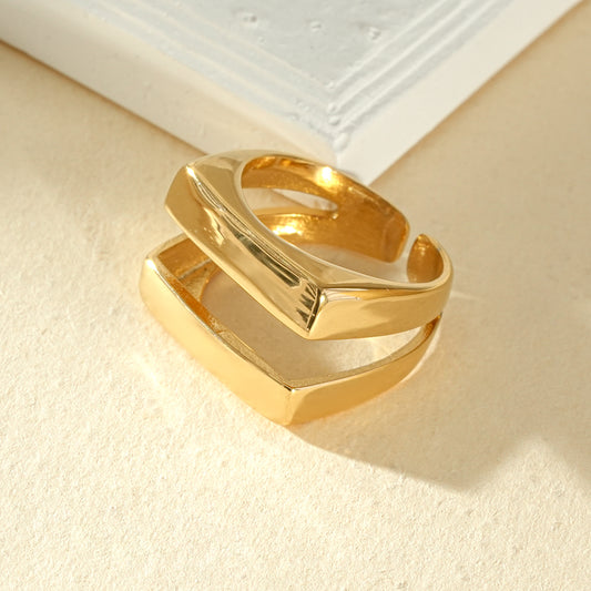 Bague dorée ouverture aarière à double barre rectangulaire bombée séparée par un espace