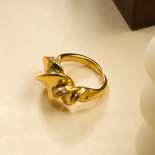 Bague Dorée Torsadée À Volume Sculptural