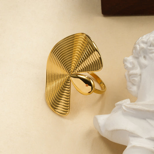Bague Dorée Éventail Strié Design Sculptural