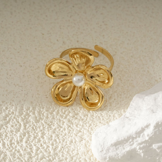 Bague Dorée Ajustable Fleur Ajourée Avec Perle Blanche Centrale