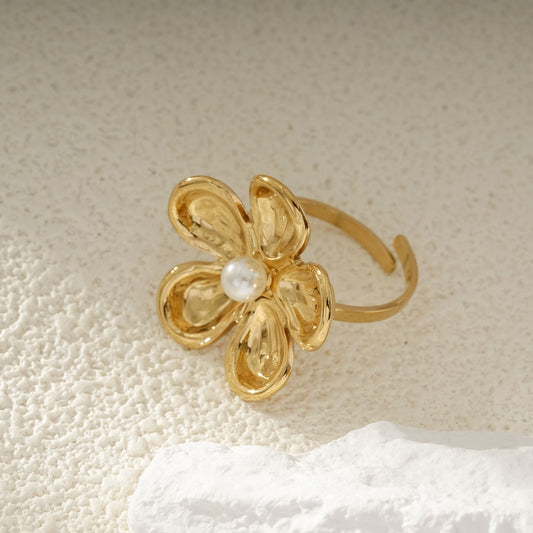 Bague Dorée Ajustable Fleur Ajourée Avec Perle Blanche Centrale