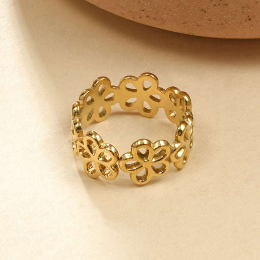 Bague dorée entourée de fleurs