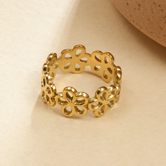 Bague dorée entourée de fleurs