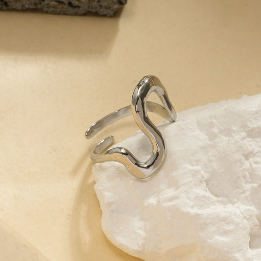 Bague argentée ouverte au design ondulé et bombé finition miroir