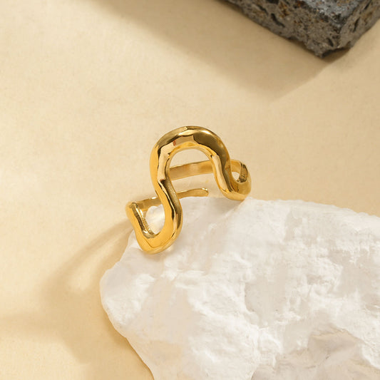 Bague dorée ouverte au design ondulé et bombé finition miroir