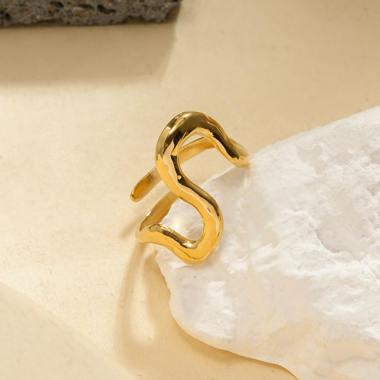 Bague dorée ouverte au design ondulé et bombé finition miroir