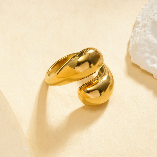 Bague dorée ouverte devant ornée de deux formes bombées asymétriques finition miroir