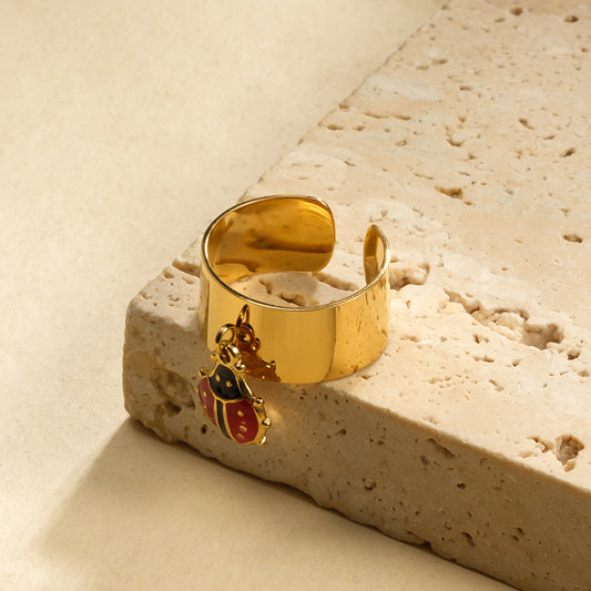 Bague dorée large pendentif coccinelle