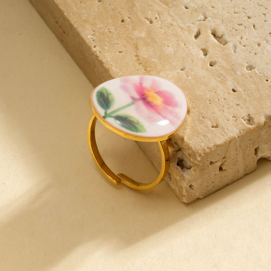 Bague fine dorée avec fleur dessinée