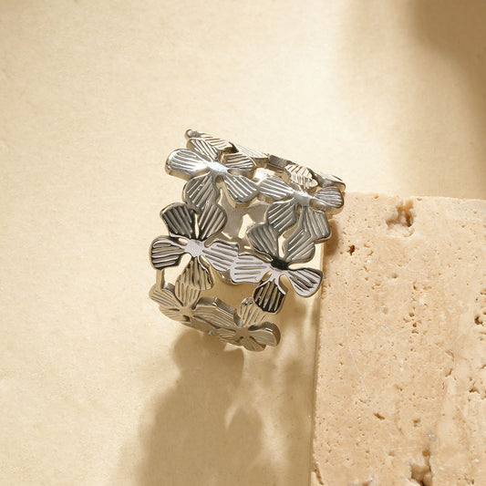 Bague argentée large composée de 2 rangées de fleurs ajourées à pétales rainurés