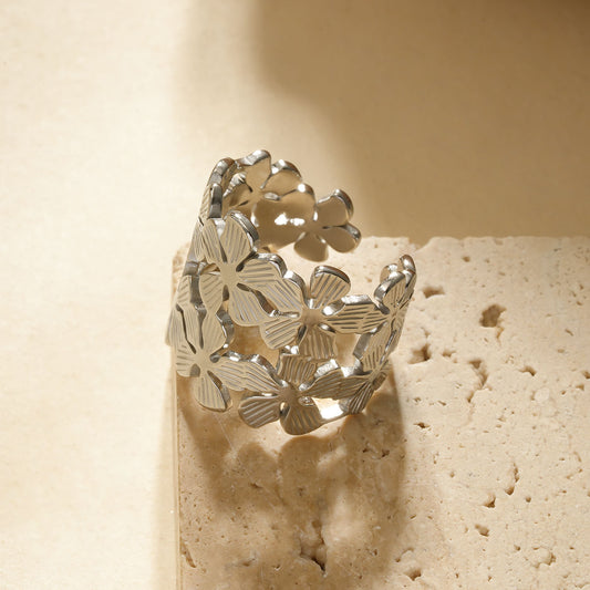 Bague argentée large composée de 2 rangées de fleurs ajourées à pétales rainurés