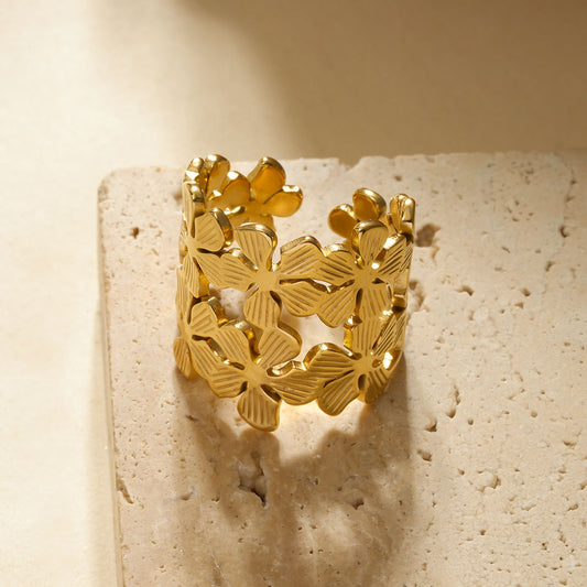 Bague dorée large composée de 2 rangées de fleurs ajourées à pétales rainurés