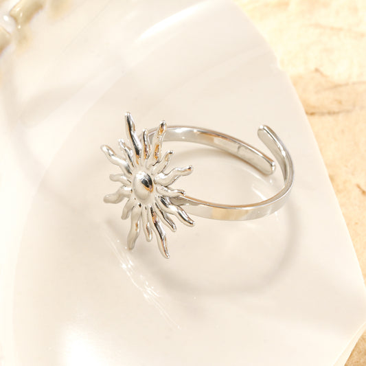 Bague fine argentée ajustable motif soleil rayonnant