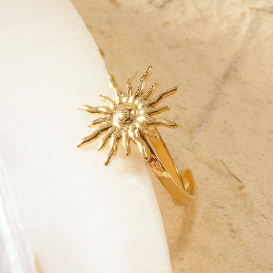 Bague fine dorée ajustable motif soleil rayonnant