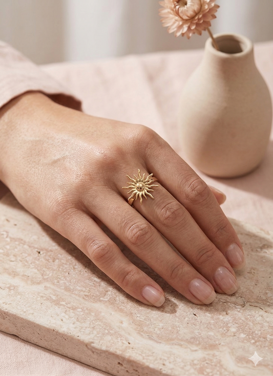 Bague fine ajustable motif soleil rayonnant