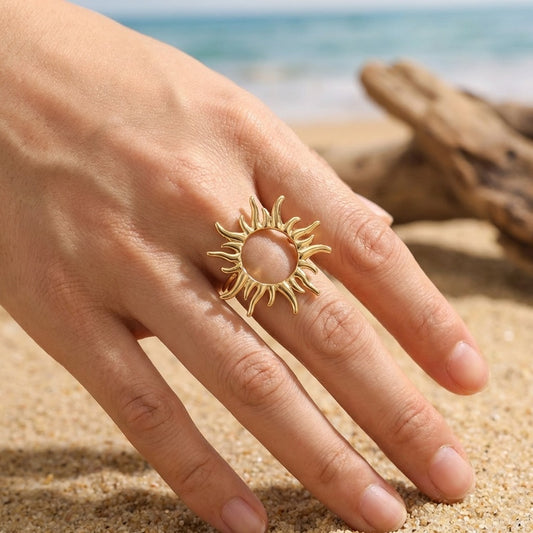 Bague dorée ajustable soleil rayonnant ajouré