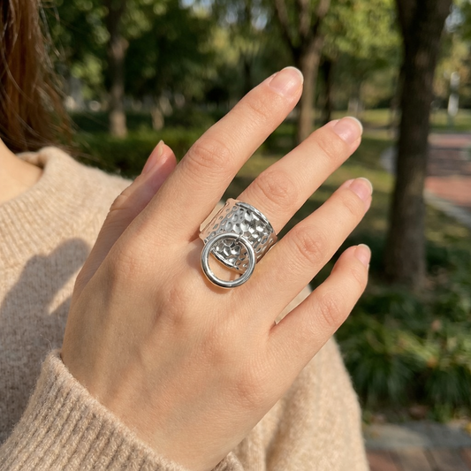Bague ajustable martelée avec anneau décoratif à l’avant
