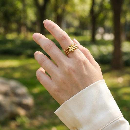 Bague ajustable triple anneaux avec fleur centrale