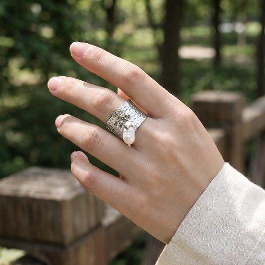 Bague ajustable martelée ornée d’une perle blanche ovale