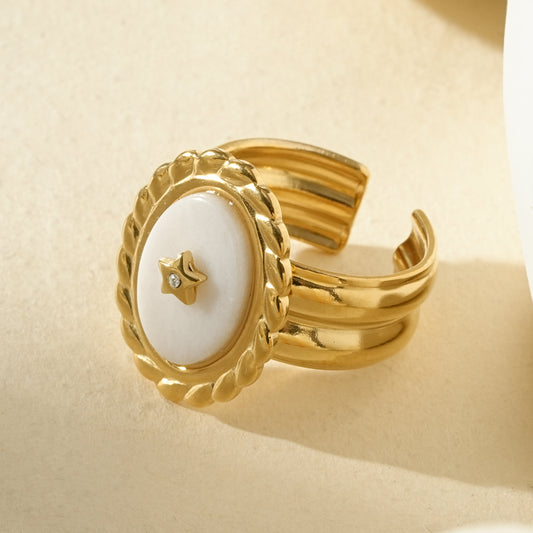 Bague dorée ouverte forme ovale nacrée avec étoile en relief