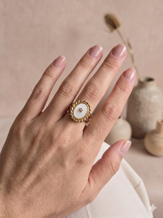 Bague dorée ouverte forme ovale nacrée avec étoile en relief