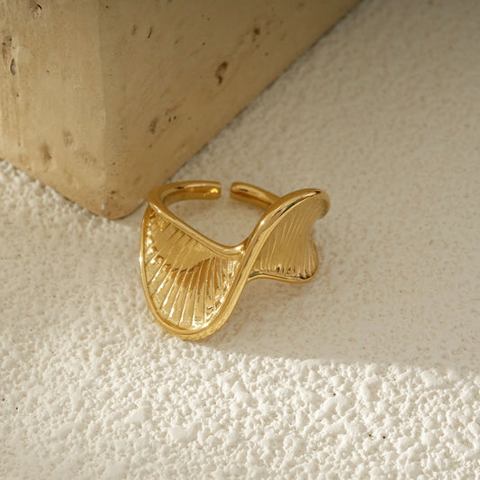 Bague Dorée Vague Sculptée Avec Motifs Texturés