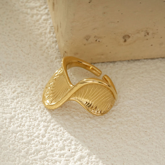 Bague Dorée Vague Sculptée Avec Motifs Texturés