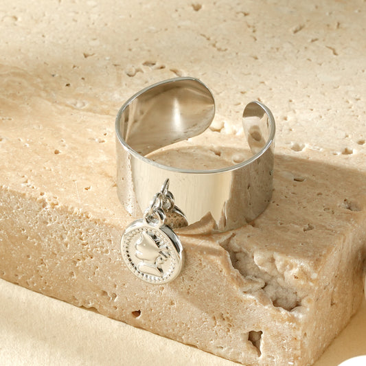 Bague ajustable ornée d’un médaillon gravé style antique