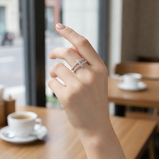 Bague ajustable à double rang torsadé avec anneau central serti de strass