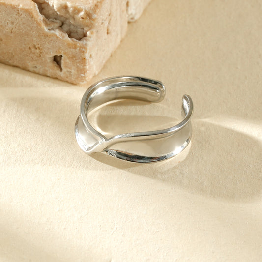 Bague ajustable au design fluide inspiré des courbes naturelles