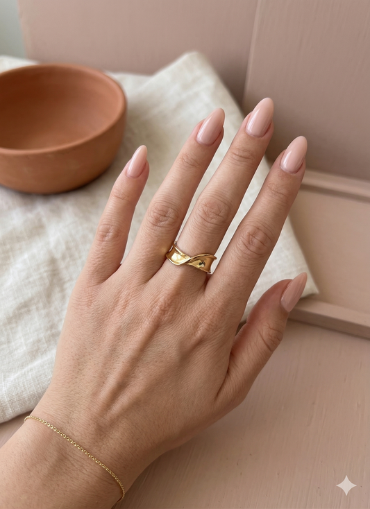 Bague ajustable au design fluide inspiré des courbes naturelles