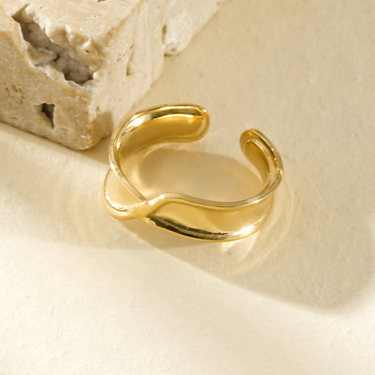 Bague ajustable au design fluide inspiré des courbes naturelles