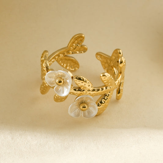 Bague ajustable à motifs feuillages texturés et deux fleurs effet nacre