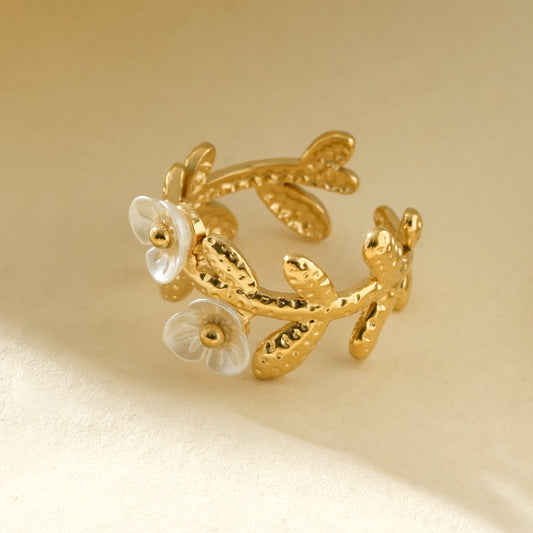Bague dorée ajustable à motifs feuillages texturés et deux fleurs effet nacre