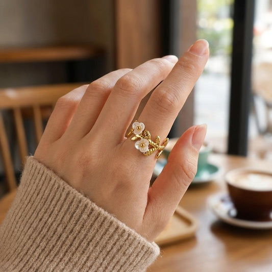 Bague dorée ajustable à motifs feuillages texturés et deux fleurs effet nacre