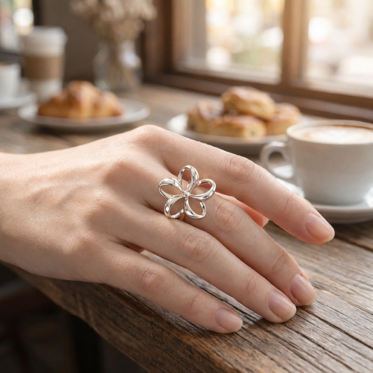 Bague fine ajustable avec fleur de guipure sculpturale