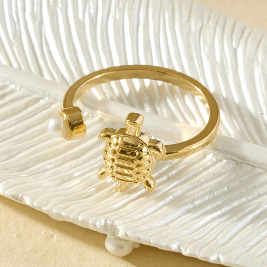 Bague dorée ouverte à l'avant avec tortue de mer et perle