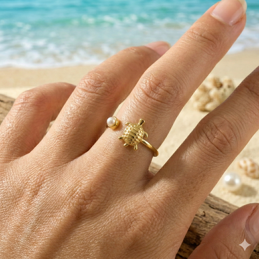 Bague dorée ouverte à l'avant avec tortue de mer et perle