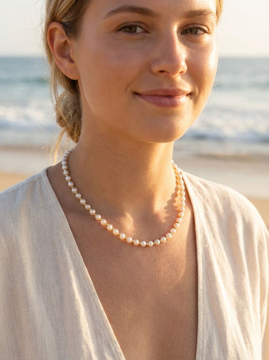 Chaîne de dos dorée à perles blanches et pendentif délicat avec quatre perles