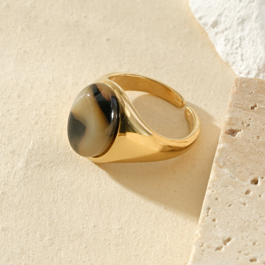 Bague dorée style chevalière pierre ovale résine léopard