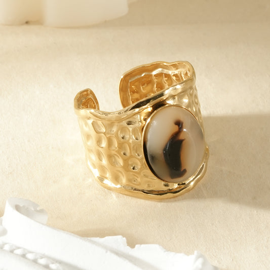 Bague dorée large ajustable martelée pierre ovale résine léopard