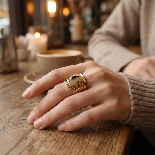 Bague dorée large ajustable martelée pierre ovale résine léopard