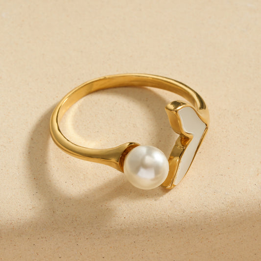 Bague dorée ajustable avec perle et motif nageoire nacré