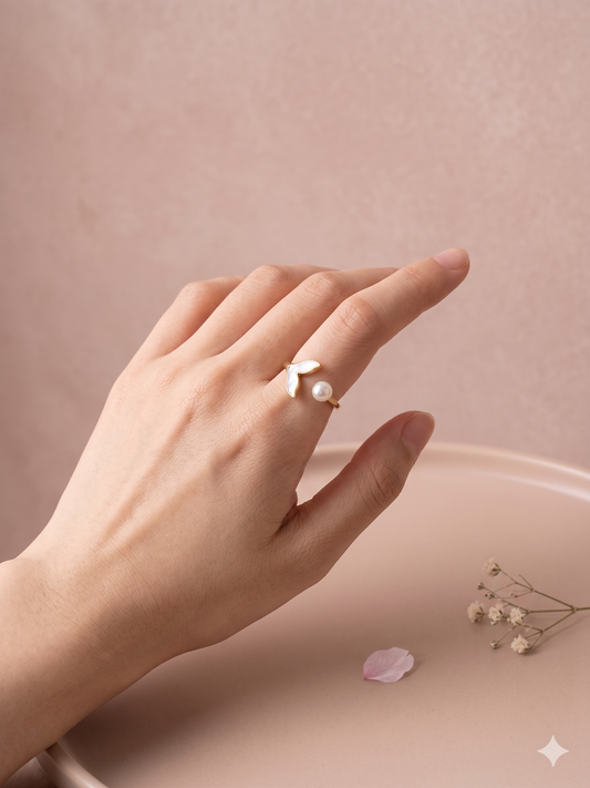 Bague dorée ajustable avec perle et motif nageoire nacré