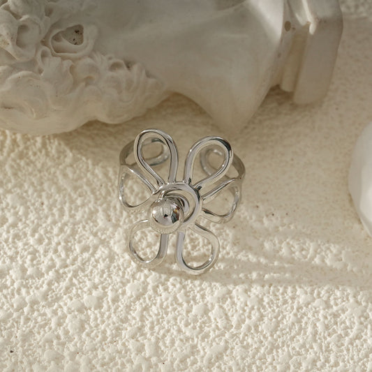 Bague Argentée Ajustable Fleur Sculptée En Boucles Métalliques Et Perle Centrale
