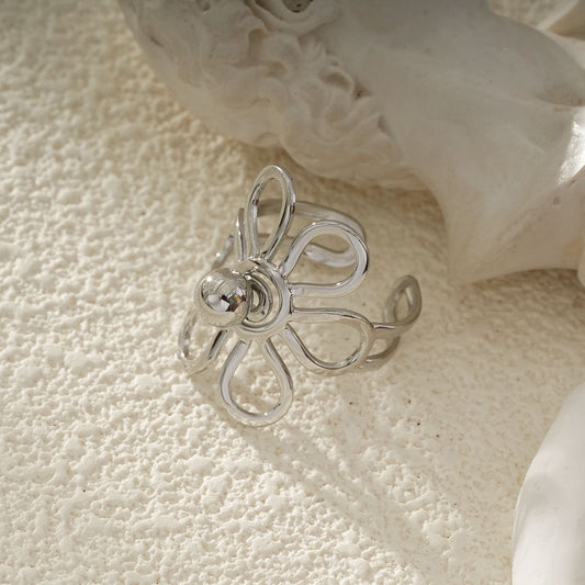 Bague Argentée Ajustable Fleur Sculptée En Boucles Métalliques Et Perle Centrale