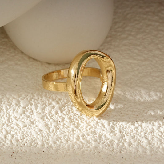 Bague dorée motif arrondi cercle fondu finition effet miroir