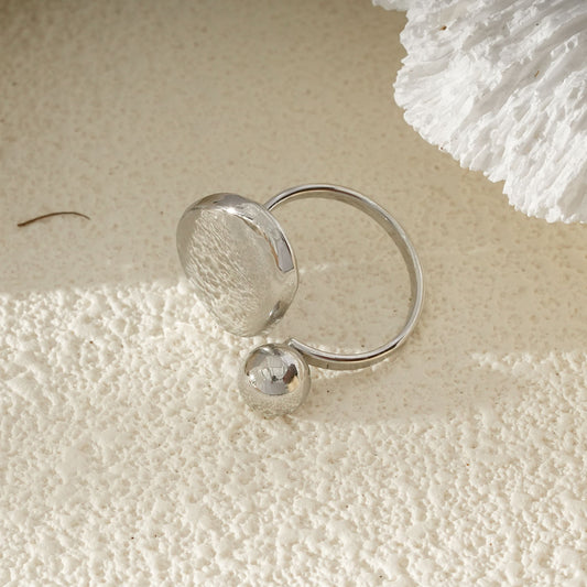 Bague Argentée Ouverte Avec Sphère Et Disque