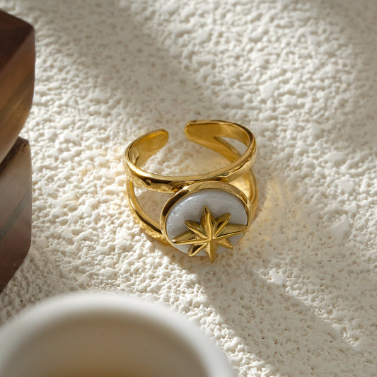 Bague Dorée Éclat Stellaire Et Pierre Nacrée