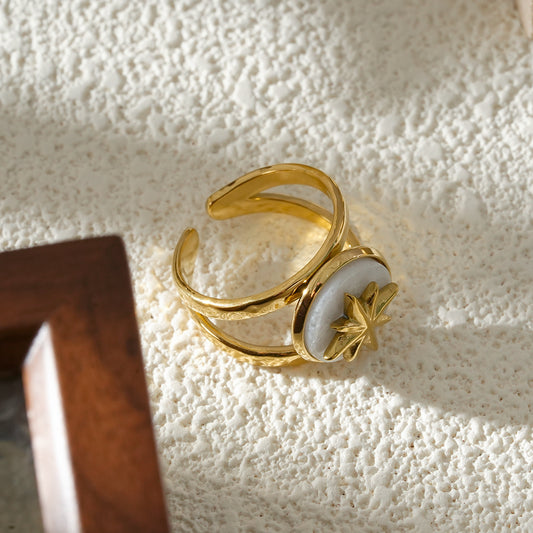 Bague Dorée Éclat Stellaire Et Pierre Nacrée